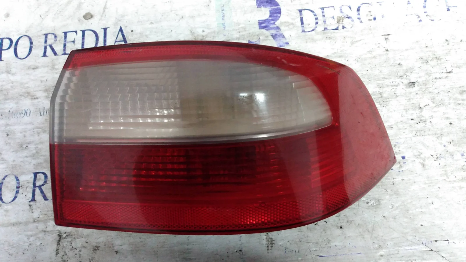 Foto de PILOTO TRASERO DERECHO RENAULT LAGUNA II (BG0) 1.9 dCi Diesel (120 CV / 88 KW) referencia 8200002474