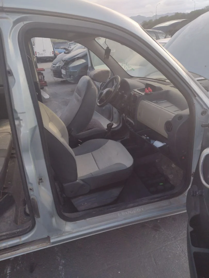 Foto de GOMAS CONTORNO PUERTA PEUGEOT PARTNER (S2) 1.9 Diesel (69 CV / 51 KW)