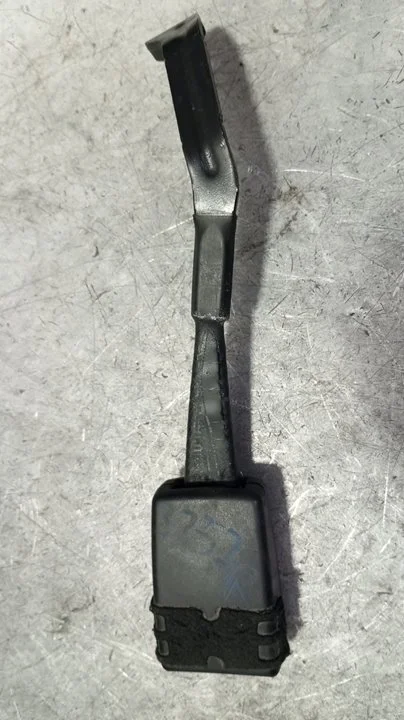 Foto de ENGANCHE CINTURON DELANTERO IZQUIERDO AUDI A3 (8P1) 1.9 TDI (105 CV / 77 KW) referencia 8P085775501C