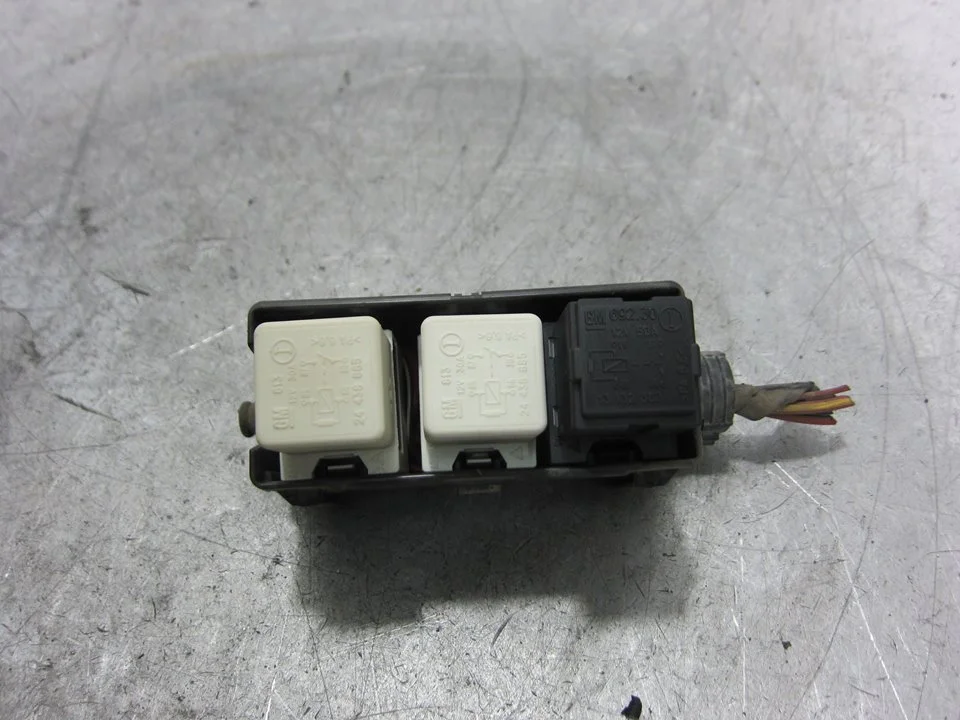 Foto de CAJA RELES / FUSIBLES OPEL ASTRA G BERLINA referencia 24347030