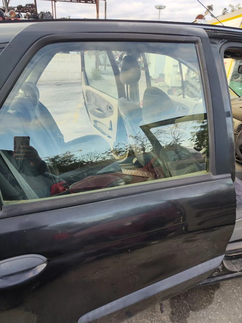Foto de LUNA TRASERA DERECHA RENAULT SCENIC I (JA...) 1.4 CAT (95 CV / 70 KW) referencia 7700828354