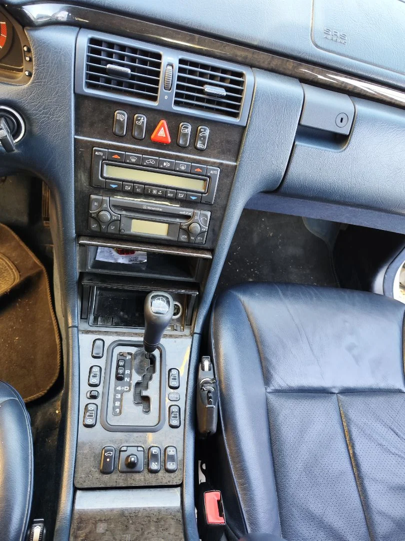 Foto de CONSOLA CENTRAL MERCEDES-BENZ CLASE E (BM 210) BERLINA 3.0 Turbodiesel CAT (177 CV / 130 KW)