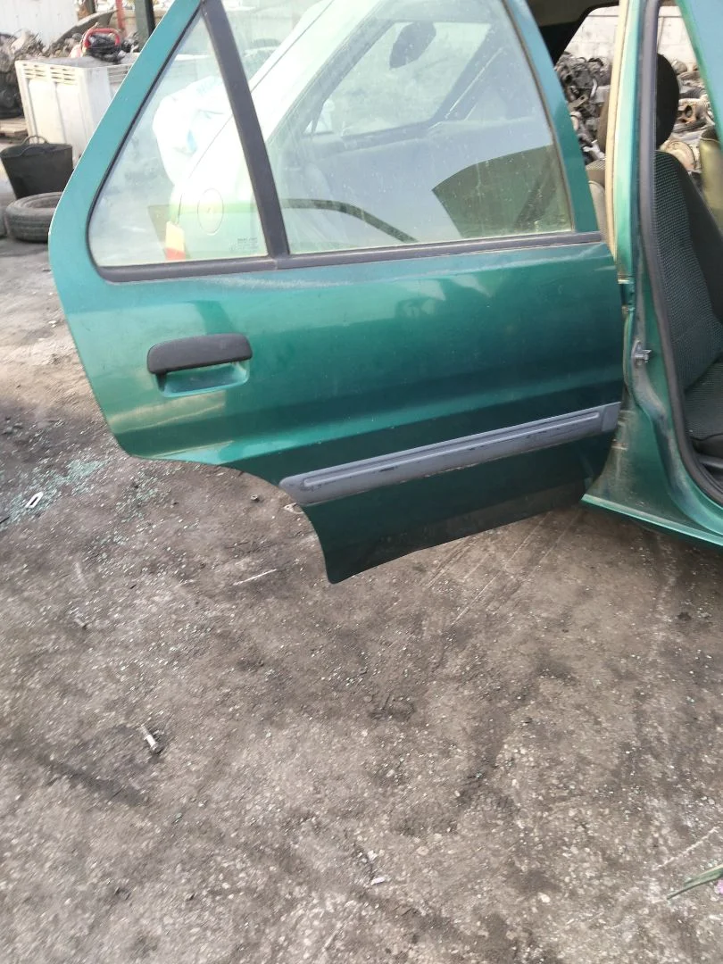 Foto de PUERTA TRASERA DERECHA PEUGEOT 106 (S2) 1.1 (60 CV / 44 KW)