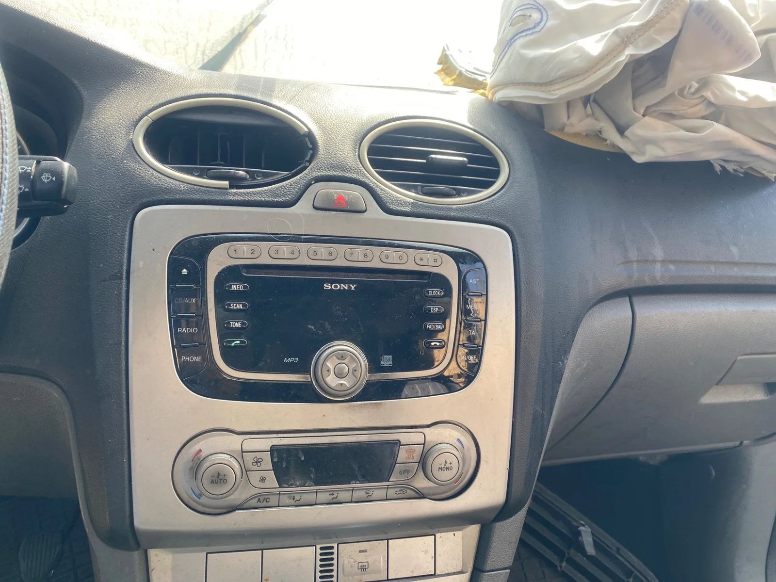 Foto de SISTEMA AUDIO / RADIO CD FORD FOCUS BERLINA (CB4) 1.6 TDCi CAT (109 CV / 80 KW)