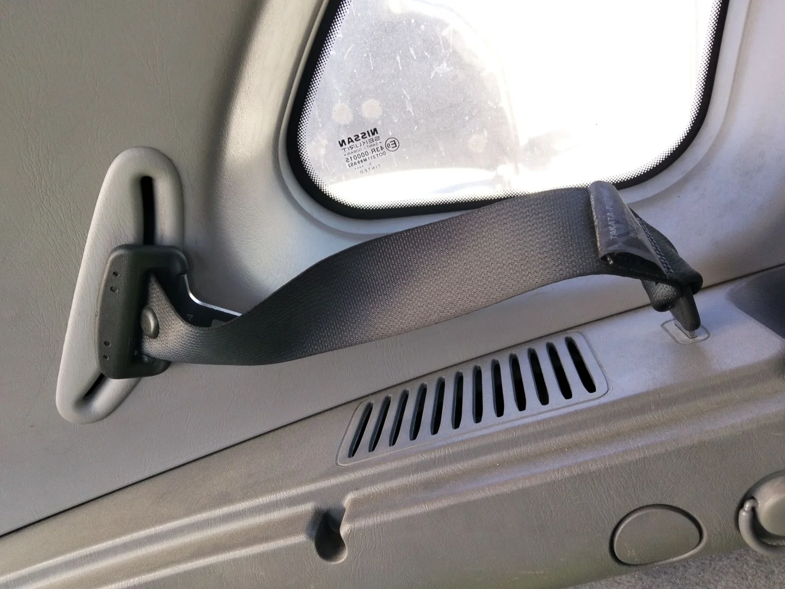 Foto de CINTURON SEGURIDAD TRASERO IZQUIERDO NISSAN ALMERA TINO (V10M) 1.8 16V CAT (114 CV / 84 KW)