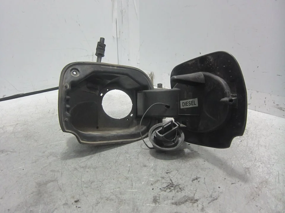Foto de TAPA EXTERIOR COMBUSTIBLE RENAULT CLIO III 1.5 dCi Diesel CAT (86 CV / 63 KW) referencia 8200383466