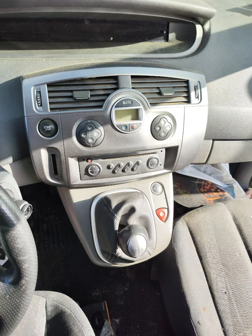 Foto de CONSOLA CENTRAL RENAULT SCENIC II (JM) 1.5 dCi Diesel (106 CV / 78 KW)