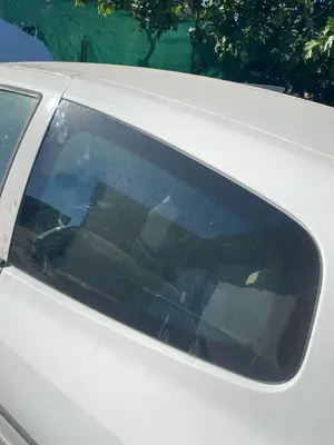 Foto de LUNA CUSTODIA TRASERA IZQUIERDA RENAULT CLIO III 1.5 dCi Diesel (68 CV / 50 KW)