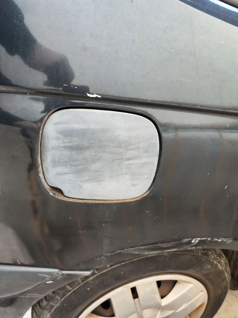 Foto de TAPA EXTERIOR COMBUSTIBLE RENAULT SCENIC I (JA...) 1.9 dCi Diesel CAT (102 CV / 75 KW) referencia 7700428371