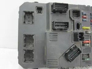 Foto de CAJA RELES / FUSIBLES CITROEN C2 1.4 (73 CV / 54 KW) referencia S118085200I foto 5