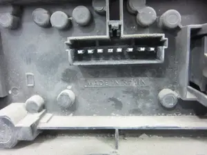 Foto de PILOTO TRASERO DERECHO RENAULT CLIO I FASE I / II (B/C57) 1.8 (90 CV / 66 KW) referencia 7700827552 foto 4