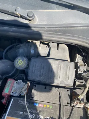Foto de CAJA FILTRO AIRE RENAULT CLIO III 1.5 dCi Diesel (68 CV / 50 KW)