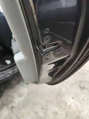 Foto de CERRADURA PUERTA TRASERA DERECHA RENAULT CLIO III 1.2 16V (75 CV / 55 KW)