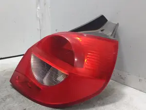 Foto de PILOTO TRASERO DERECHO RENAULT CLIO III 1.5 dCi Diesel (68 CV / 50 KW) referencia 8200776050 foto 5