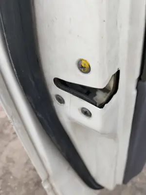Foto de CERRADURA PUERTA DELANTERA IZQUIERDA NISSAN VANETTE CARGO 2.3 Diesel (75 CV / 55 KW)