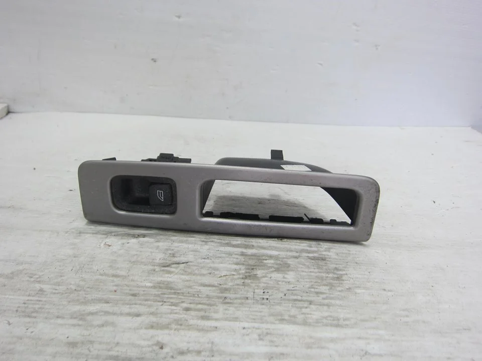 Foto de MANDO ELEVALUNAS TRASERO DERECHO VOLVO S40 BERLINA 2.5 20V Turbo CAT (220 CV / 162 KW) referencia 8679681
