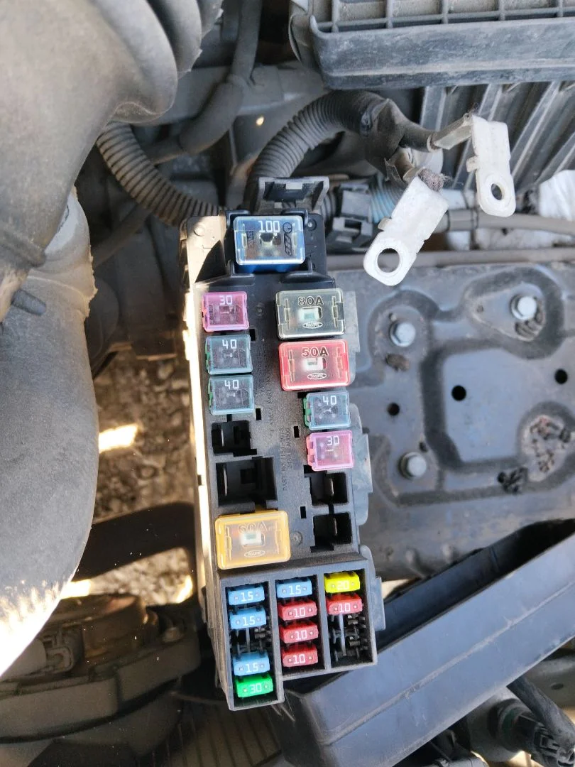 Foto de CAJA RELES / FUSIBLES NISSAN ALMERA TINO (V10M) 1.8 16V CAT (114 CV / 84 KW)