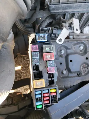 Foto de CAJA RELES / FUSIBLES NISSAN ALMERA TINO (V10M) 1.8 16V CAT (114 CV / 84 KW)