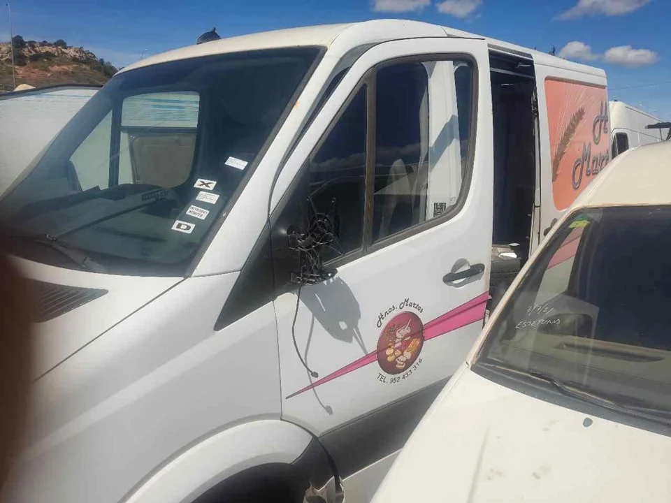 Foto de PUERTA DELANTERA IZQUIERDA MERCEDES-BENZ SPRINTER II FURGÓN 2.1 CDI CAT (129 CV / 95 KW)