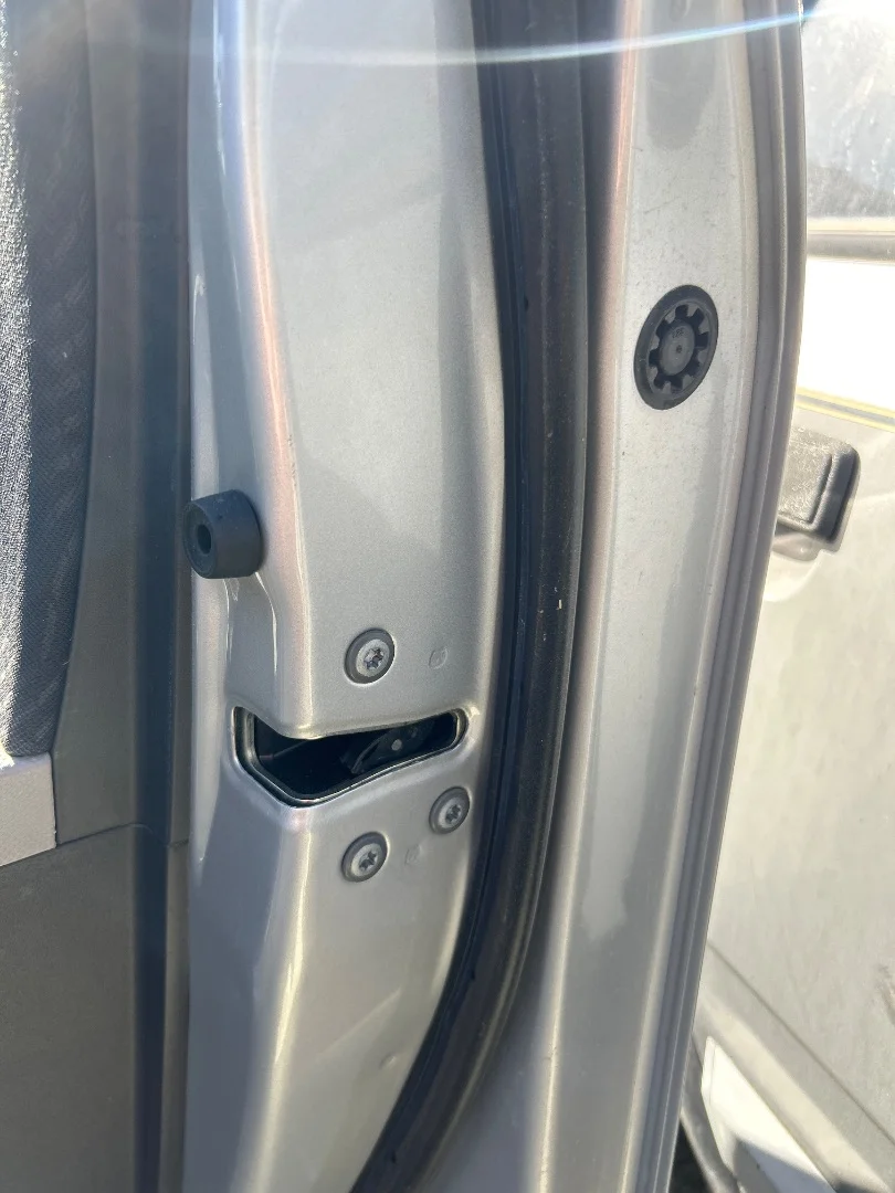 Foto de CERRADURA PUERTA DELANTERA DERECHA TOYOTA YARIS (KSP9/SCP9/NLP9) 1.3 16V CAT (101 CV / 74 KW) referencia 690300D140
