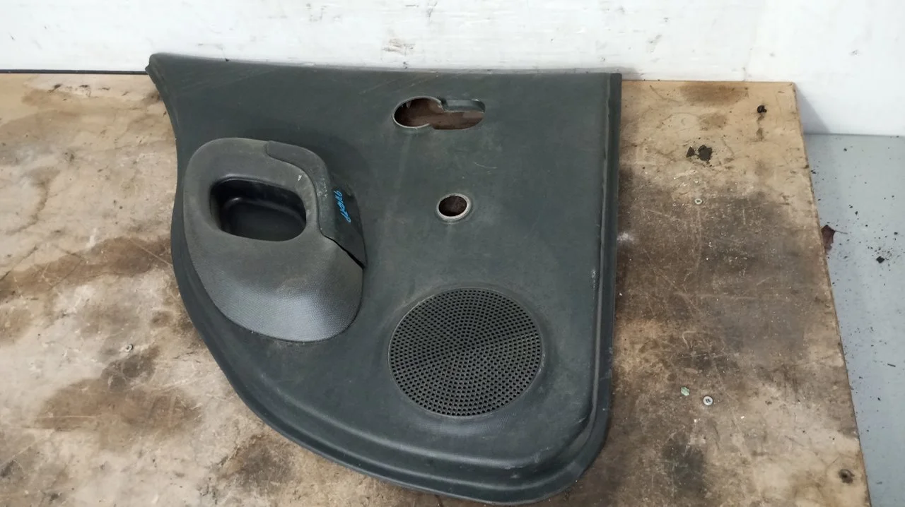 Foto de GUARNECIDO PUERTA TRASERA IZQUIERDA NISSAN MICRA (K12E) 1.2 CAT (65 CV / 48 KW) referencia 82973AX100A