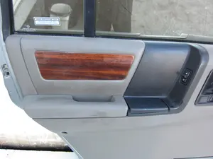 Foto de GUARNECIDO PUERTA TRASERA IZQUIERDA CHRYSLER JEEP GR.CHEROKEE (ZJ)/(Z) 5.2 V8 CAT (211 CV / 155 KW) foto 4