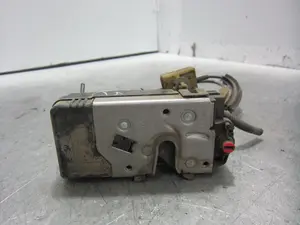 Foto de CERRADURA PUERTA TRASERA DERECHA OPEL VECTRA C BERLINA 2.0 DTI (101 CV / 74 KW) referencia 24447346