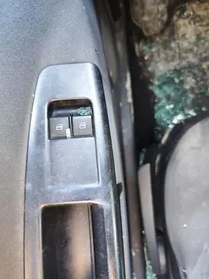 Foto de MANDO ELEVALUNAS DELANTERO IZQUIERDO VOLKSWAGEN POLO IV (9N3) 1.9 TDI (101 CV / 74 KW)