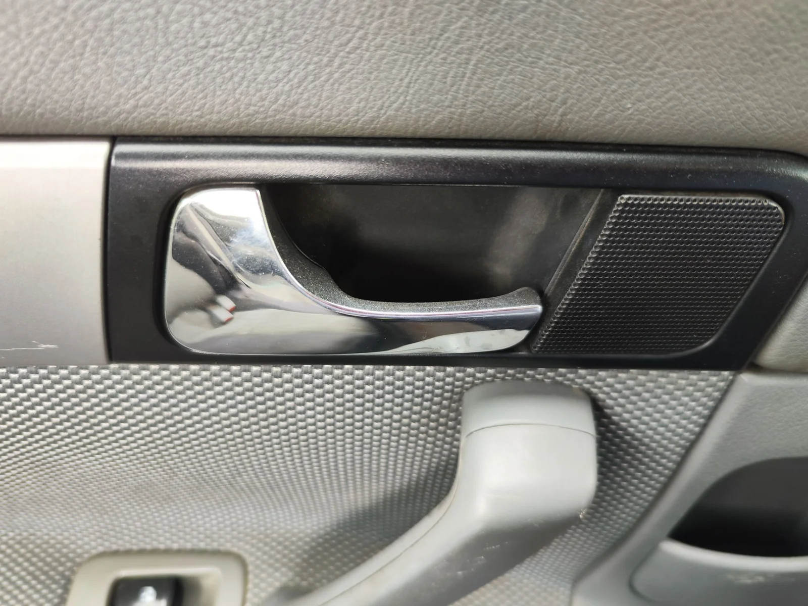 Foto de MANETA INTERIOR TRASERA IZQUIERDA CHEVROLET LACETTI 1.6 CAT (109 CV / 80 KW) referencia 96852913