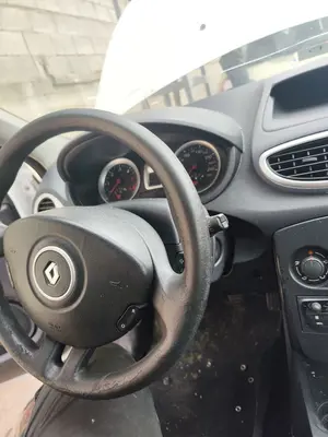 Foto de VOLANTE RENAULT CLIO III 1.5 dCi Diesel FAP (75 CV / 55 KW) foto 3
