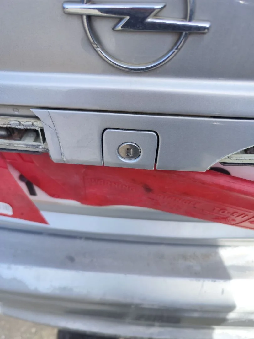 Foto de CERRADURA MALETERO / PORTON OPEL VECTRA B BERLINA 2.0 DTI (101 CV / 74 KW)