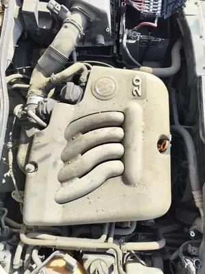 Foto de TAPA MOTOR VOLKSWAGEN GOLF IV BERLINA (1J1)(10.1997) 2.0  (116 CV / 85 KW)