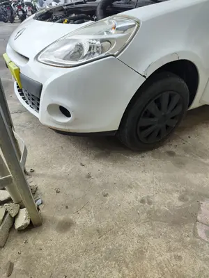 Foto de PARAGOLPES DELANTERO RENAULT CLIO III 1.5 dCi Diesel FAP (75 CV / 55 KW) foto 4
