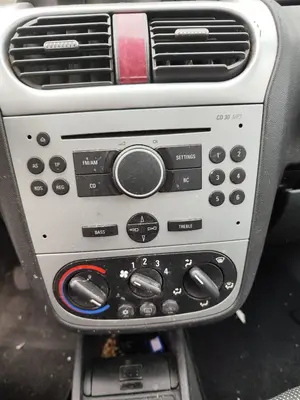 Foto de SISTEMA AUDIO / RADIO CD OPEL CORSA C 1.2 16V CAT (Z 12 XEP / LB4) (80 CV / 59 KW)