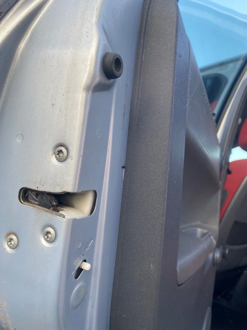 Foto de CERRADURA PUERTA TRASERA IZQUIERDA MITSUBISHI COLT CZ3 BERL. 5 (Z30A) 1.3 CAT (95 CV / 70 KW) referencia MN145942