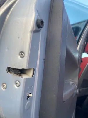 Foto de CERRADURA PUERTA TRASERA IZQUIERDA MITSUBISHI COLT CZ3 BERL. 5 (Z30A) 1.3 CAT (95 CV / 70 KW) referencia MN145942