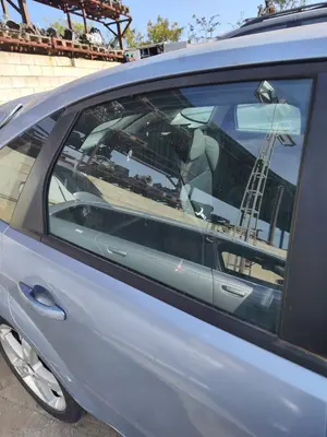 Foto de LUNA TRASERA DERECHA FORD FOCUS BERLINA (CAP) 1.8 TDCi Turbodiesel CAT (116 CV / 85 KW)