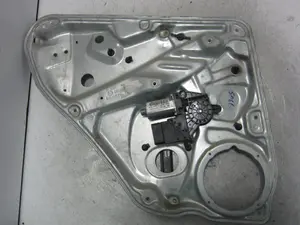 Foto de ELEVALUNAS TRASERO IZQUIERDO VOLKSWAGEN PASSAT BERLINA (3B3) 1.9 TDI (131 CV / 96 KW) referencia 3B583975