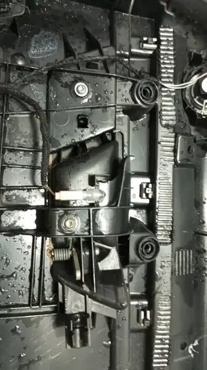 Foto de MANETA INTERIOR TRASERA IZQUIERDA AUDI A4 BERLINA (8E) 1.9 TDI (131 CV / 96 KW) referencia 8E0839019 foto 2