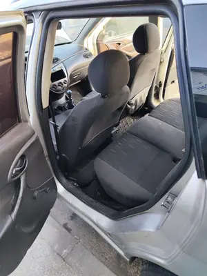 Foto de GOMAS CONTORNO PUERTA FORD FOCUS FAMILIAR (CAK) 1.8 TDCi Turbodiesel CAT (116 CV / 85 KW)