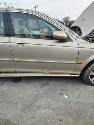 Foto de PUERTA DELANTERA DERECHA JAGUAR X-TYPE 2.1 V6 24V CAT (156 CV / 115 KW)
