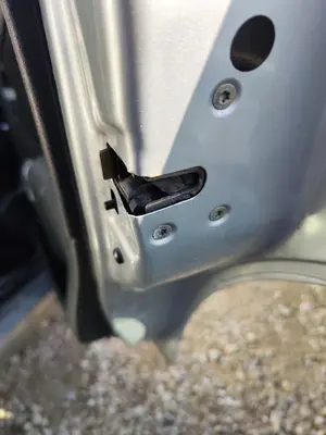 Foto de CERRADURA PUERTA TRASERA DERECHA CITROEN C3 1.4  (73 CV / 54 KW)