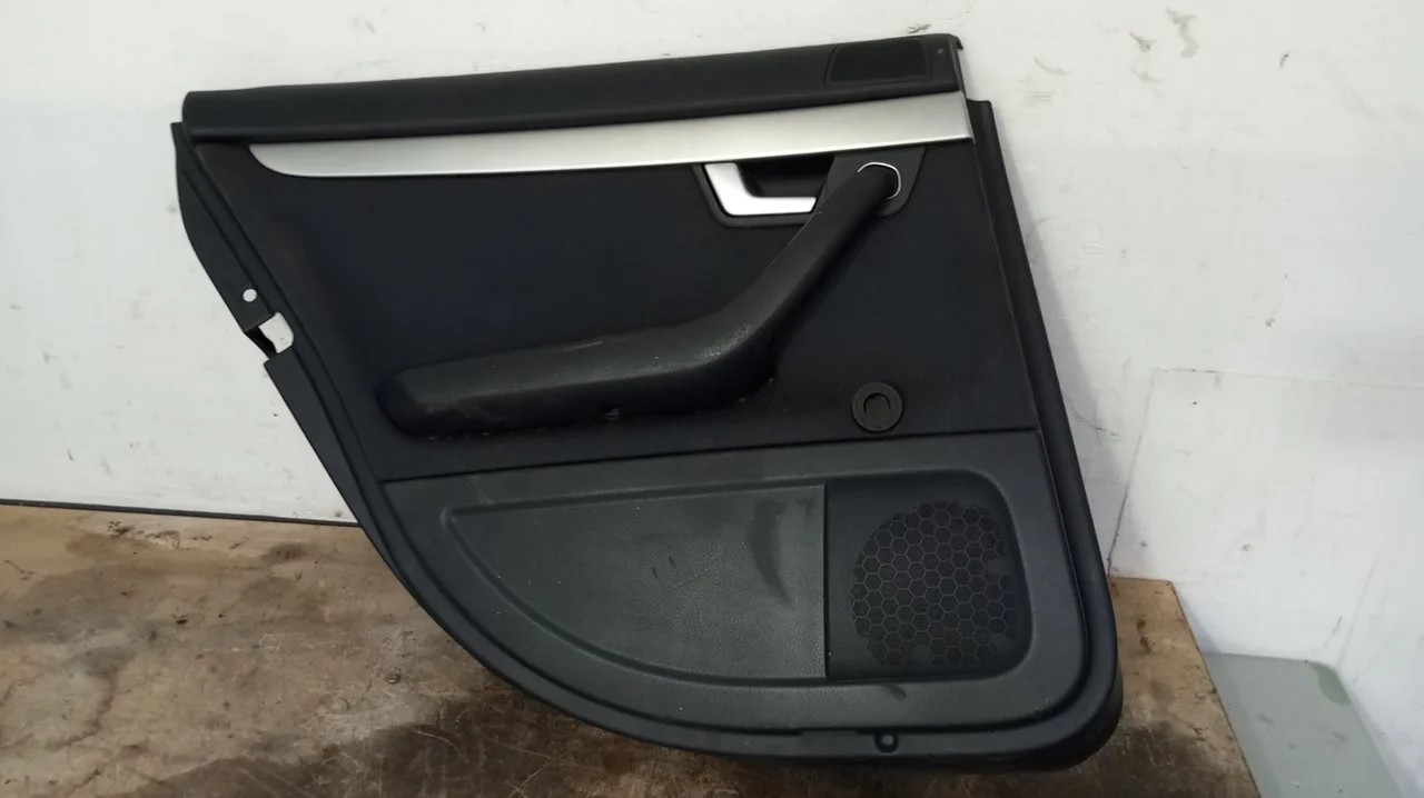 Foto de GUARNECIDO PUERTA TRASERA IZQUIERDA AUDI A4 BERLINA (8E) 2.0 16V TDI (170 CV / 125 KW) referencia 8E0867305