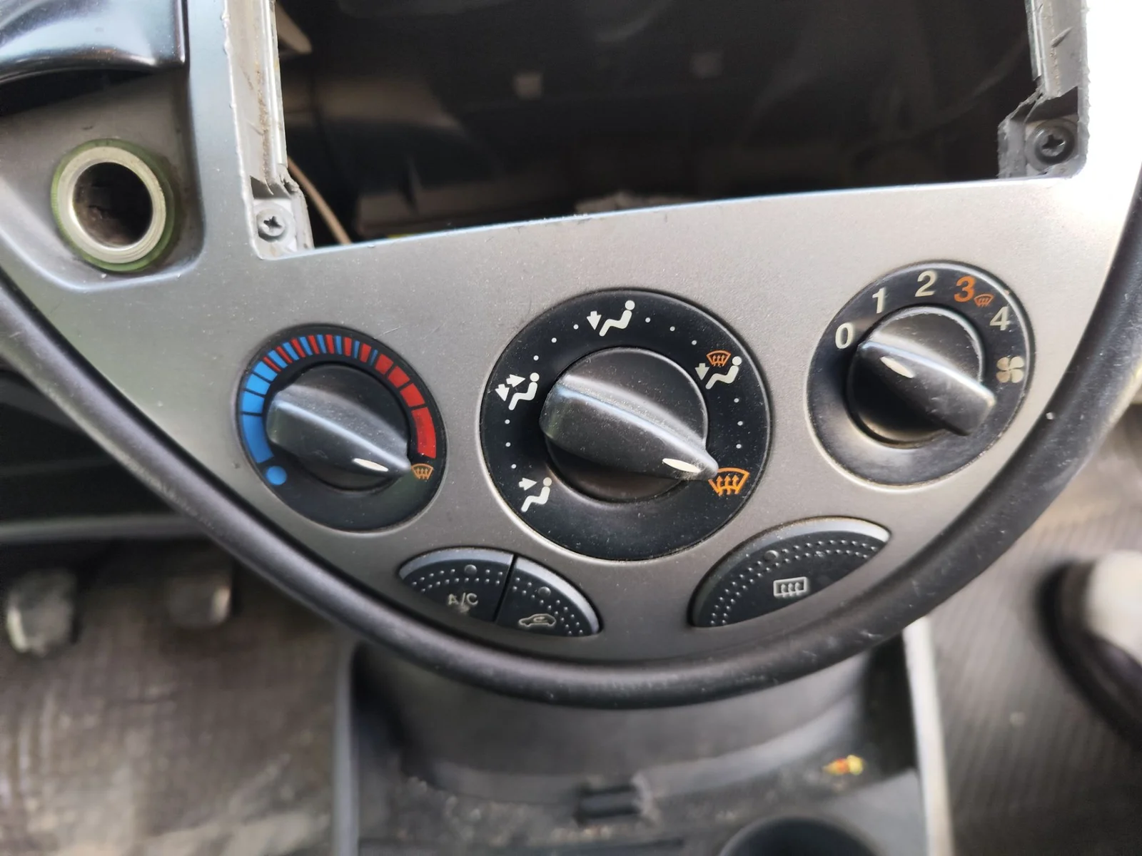 Foto de MANDO CALEFACCION / AIRE ACONDICIONADO FORD FOCUS FAMILIAR (CAK) 1.8 TDCi Turbodiesel CAT (116 CV / 85 KW)