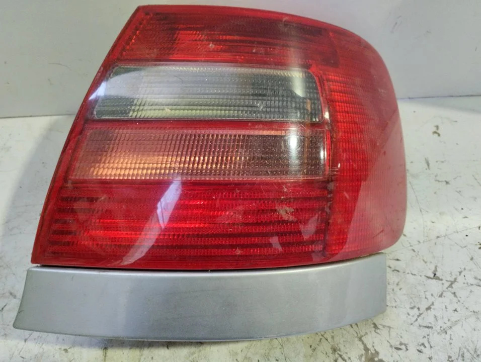 Foto de PILOTO TRASERO DERECHO AUDI A4 AVANT (B5) referencia 8D0945096D
