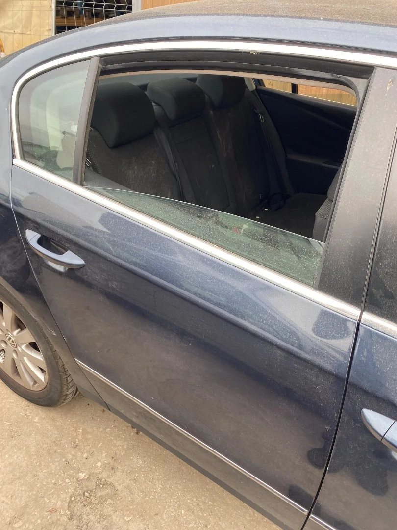 Foto de PUERTA TRASERA DERECHA VOLKSWAGEN PASSAT BERLINA (3C2) 2.0 TDI (140 CV / 103 KW) referencia 3C5833056H