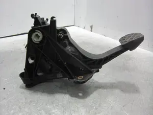 Foto de PEDAL EMBRAGUE VOLKSWAGEN GOLF VII BERLINA (BQ1/BE2) 1.6 TDI (116 CV / 85 KW) referencia 5Q1721059GH foto 8