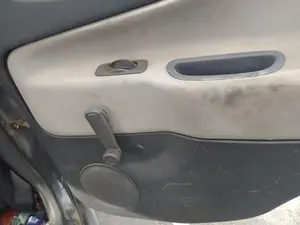Foto de MANETA ELEVALUNAS TRASERA DERECHA MITSUBISHI SPACE STAR (DG0) 1.6 CAT (98 CV / 72 KW)