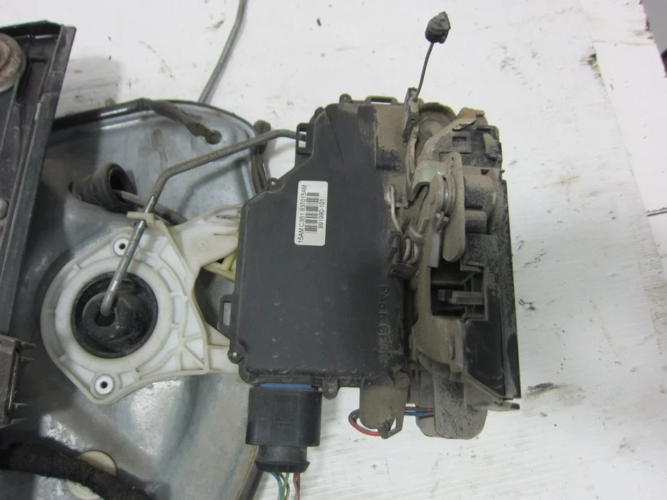 Foto de CERRADURA PUERTA DELANTERA IZQUIERDA SEAT IBIZA (6L1) 1.2 (64 CV / 47 KW) referencia 991990101