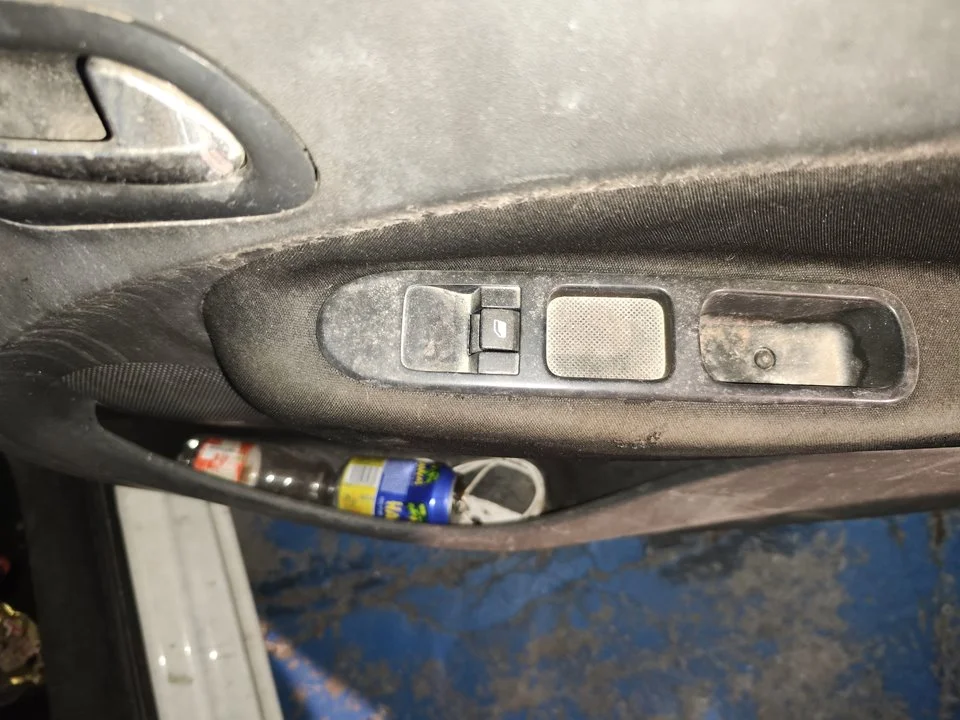 Foto de MANDO ELEVALUNAS DELANTERO DERECHO CITROEN C3 PICASSO 1.6 HDi FAP (92 CV / 68 KW) referencia 6554QK